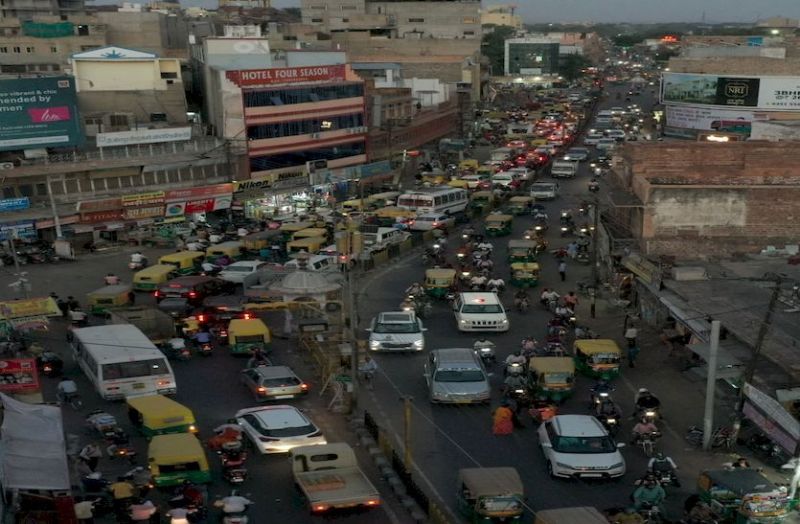 .वाहनों का दबाव बढ़ा, सड़कों पर जाम लगा