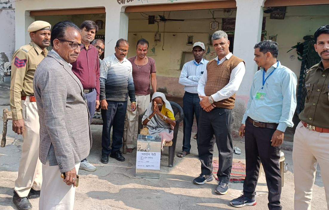 108 वर्षीय वृद्धा ने मतदान कर हाथ जोड़कर किया अभिवादन