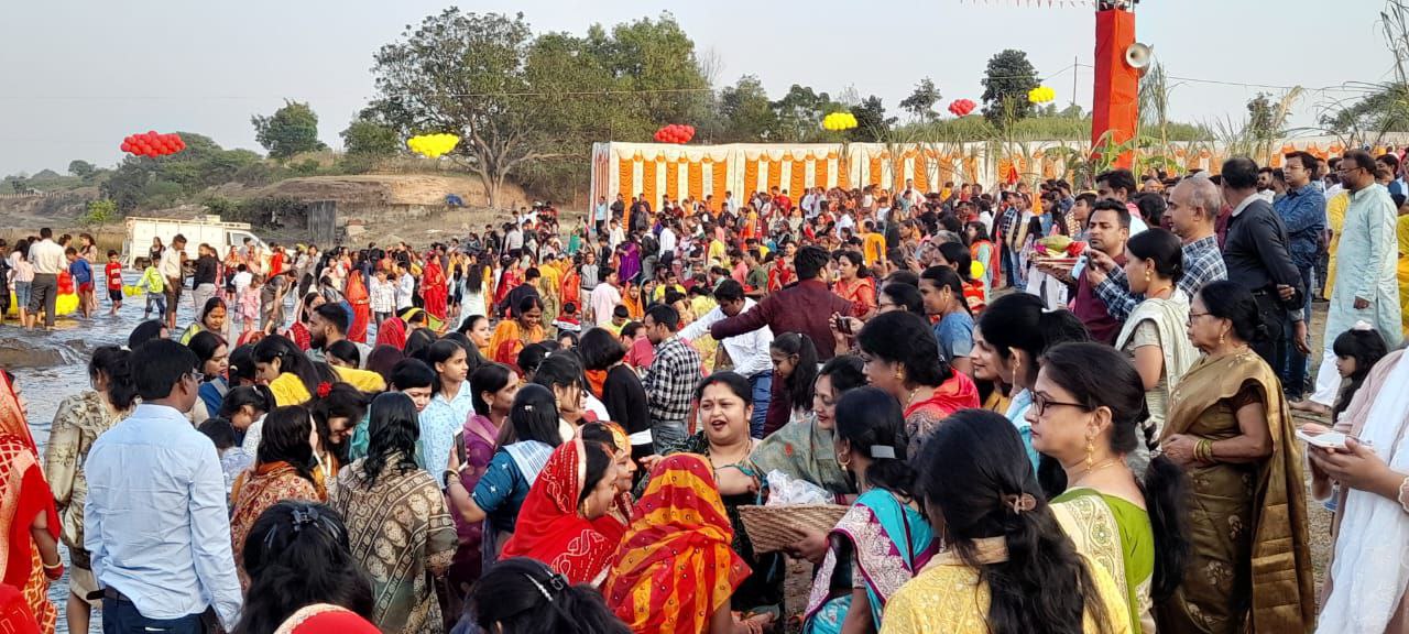 Video story; अस्ताचलगामी सूर्य को अघ्र्य देने उमड़े श्रद्धालु