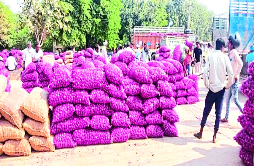 प्याज के लिए 15 ट्रेन बुक, मांग बढऩे पर माल को बाहर भेजा जाएगा