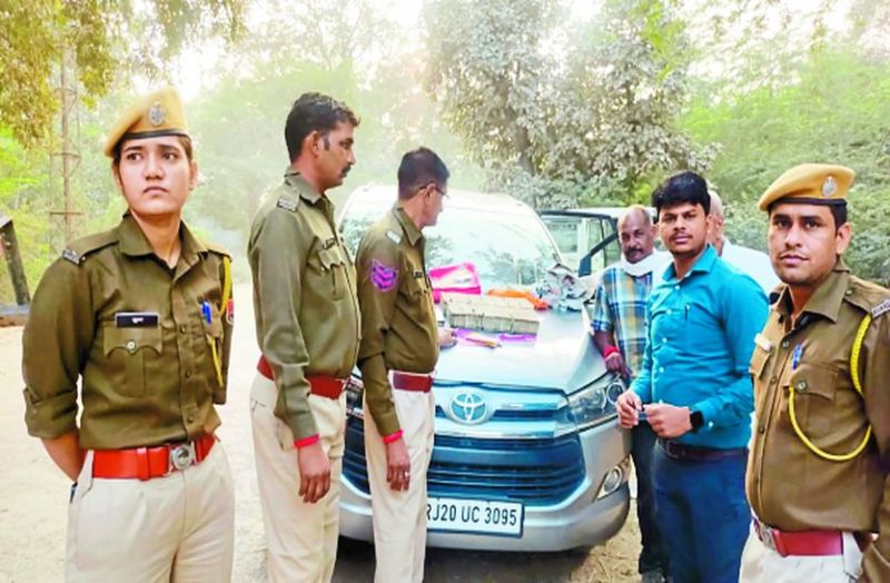 पूर्व प्रधान की कार से तीस लाख रुपए बरामद