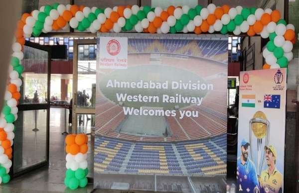 आई सी सी वन डे विश्व कप क्रिकेट के फाइनल मैच को लेकर पश्चिम रेलवे के अहमदाबाद स्टेशन आगमन पर क्रिकेट प्रेमियों के लिए सेल्फी पॉइंट, हेल्पडेस्क, मेडिकल टीम, क्लॉक रूम आदि विशेष व्यवस्थाएं की गई है।