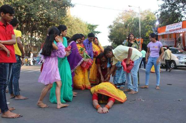 सूर्योपासना के चौथे दिन उगते सूर्य को दिया अघ्र्य