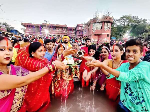 सूर्योपासना के चौथे दिन उगते सूर्य को दिया अघ्र्य