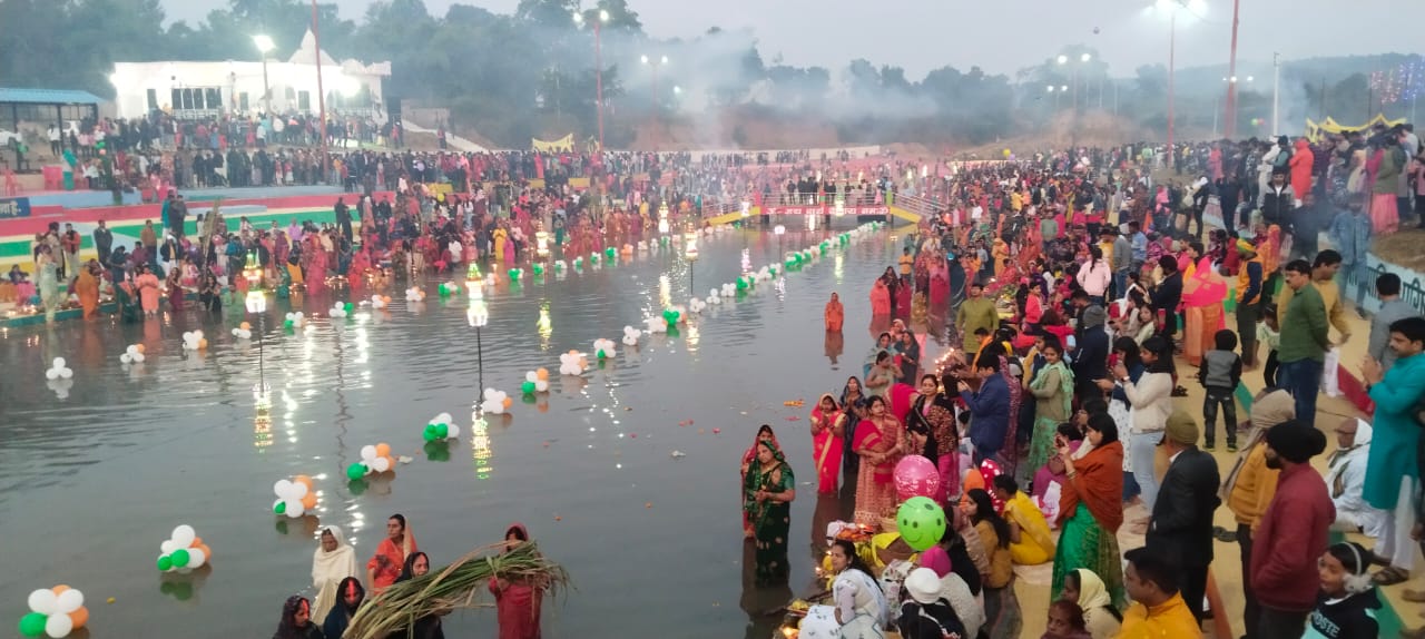 छठ मईया की आराधना कर 36 घंटे का निर्जला उपवास तोड़ा, दिया उगते सूर्य को अघ्र्य