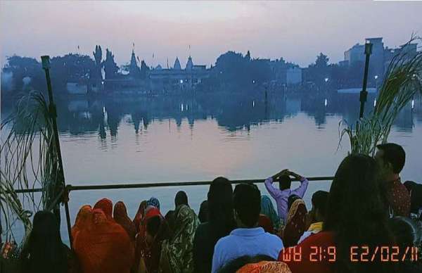 गुढ़ियारी के मछितालाब में भी छठ पूजा के लिए रात 3 बजे से ही भक्त छठी मैया की पूजा की तैयारी में जुट गए।