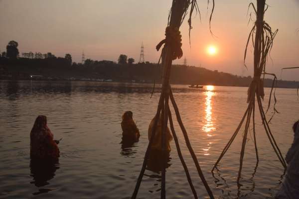 छठ पर्व मे आस्था के नजारे 