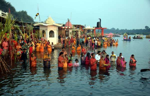 छठ पर्व मे आस्था के नजारे 