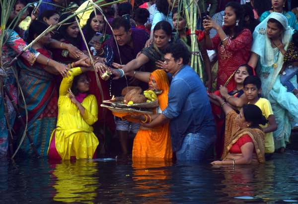 छठ पर्व मे आस्था के नजारे 