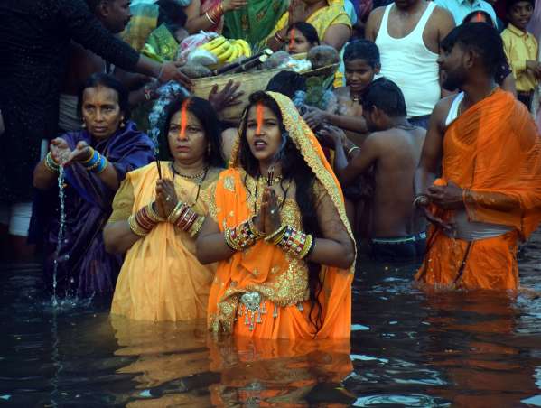 छठ पर्व मे आस्था के नजारे  