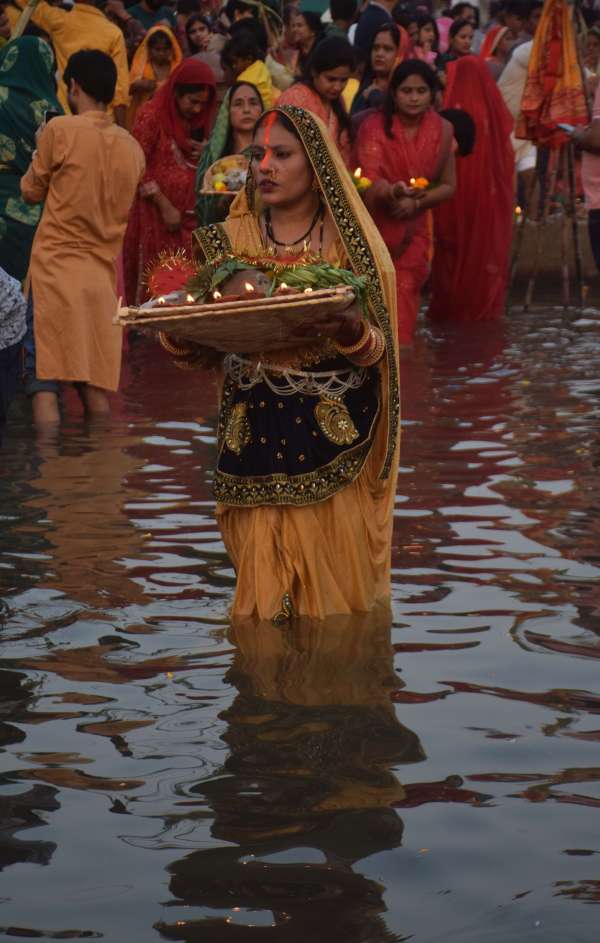 छठ पर्व मे आस्था के नजारे 