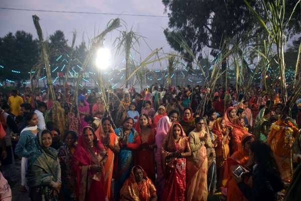 छठ पर्व मे आस्था के नजारे 