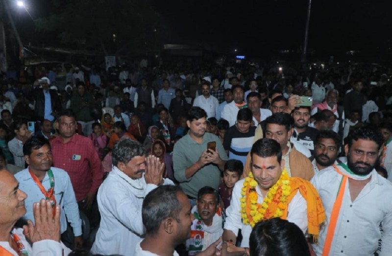 सांगानेर में कांग्रेस प्रत्याशी ने की गाय की पूजा, कहा: आपका वोट विकास की परिभाषा गढ़ेगा