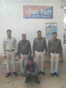 महिला की हत्या कर आत्महत्या का रुप देने शव को फांसी के फंदे पर टांगा