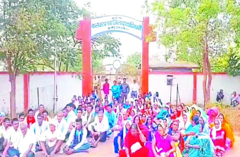 विरोध प्रदर्शन: दुबचेरा के ग्रामीण पहुंचे एसपी कार्यालय