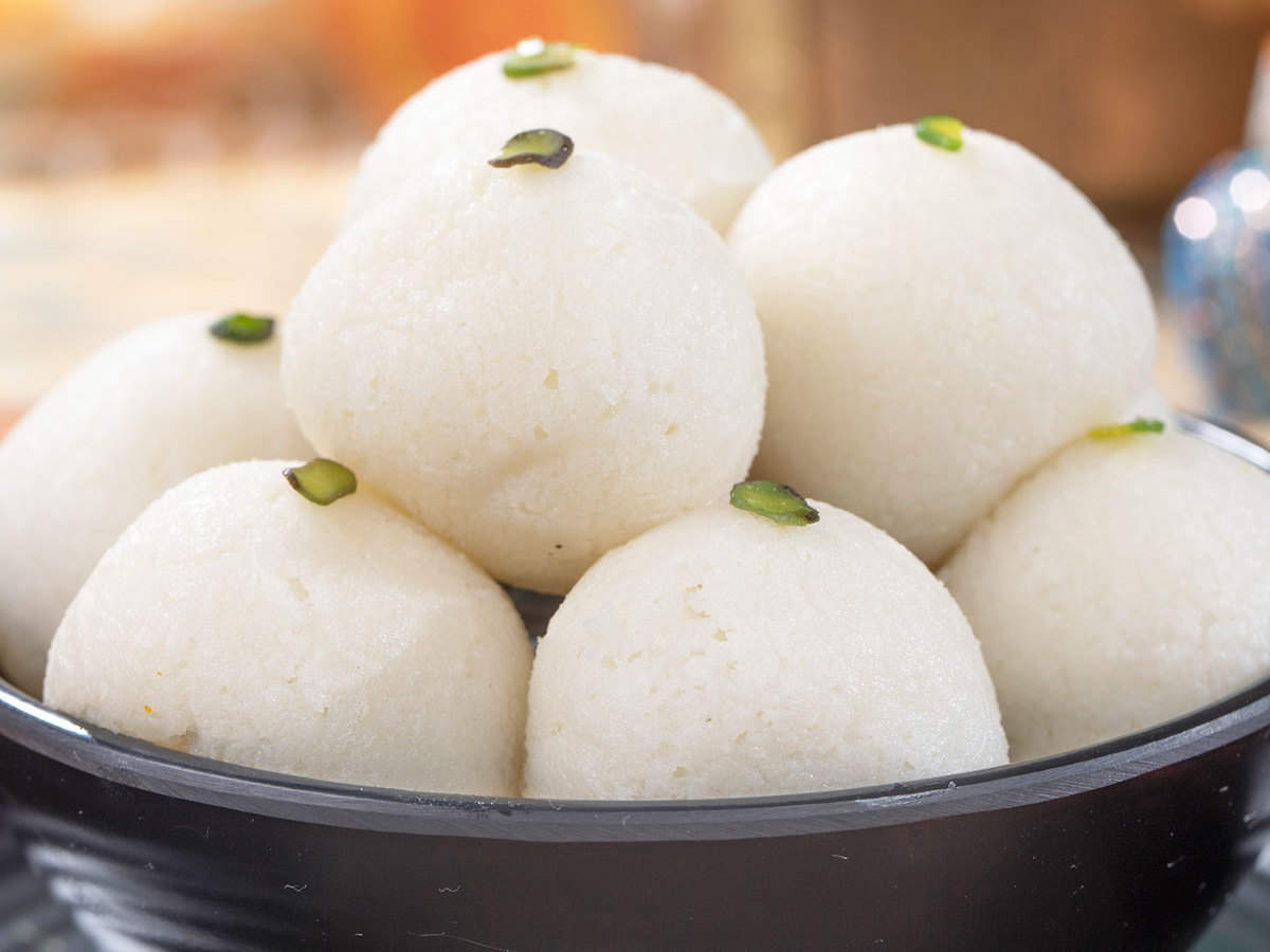 रसगुल्ला कम कैलोरी वाली मिठाइयों में शामिल होता है