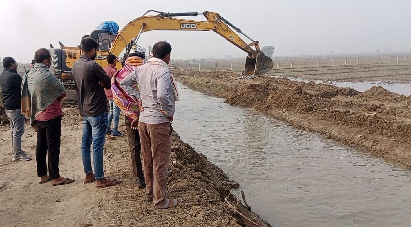 क्षतिग्रस्त दीवार की मरम्मत करवाई, अधिकारियों ने लिया जायजा