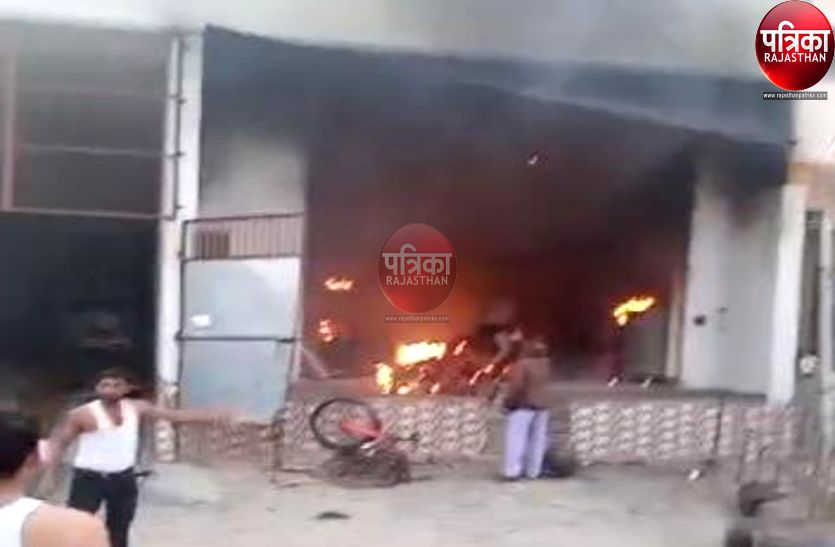 यहां दो गैस सिलेंडरों में विस्फोट, पिता-पुत्र झुलसे