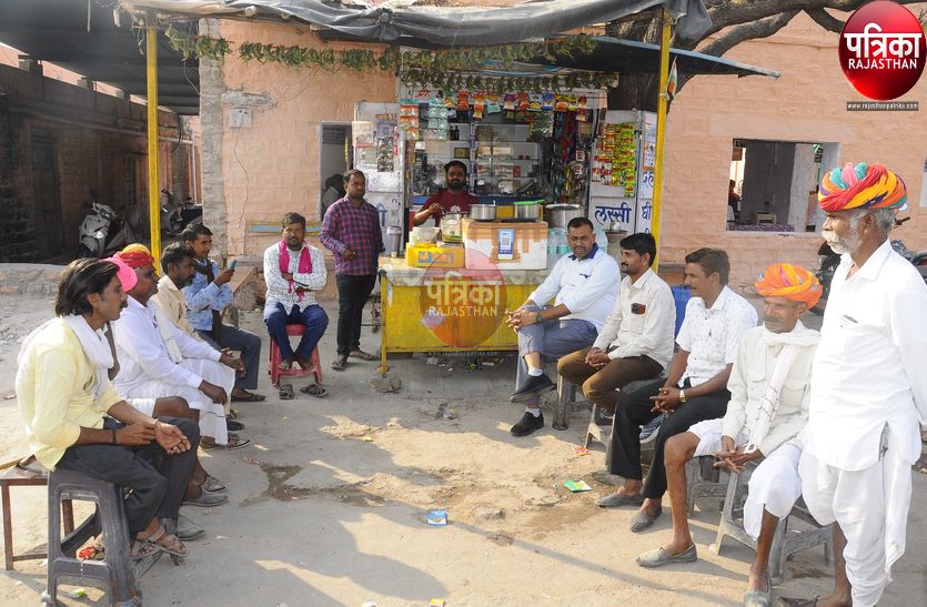 सोजत में चाय की एक केबिन पर चुनावी चर्चा करते सोजत क्षेत्र के लोग।