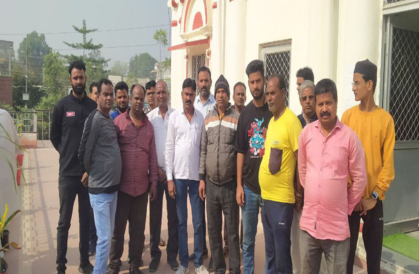 चुनाव में प्रशासन कर रहा जांच, चोर कर गए दुकान साफ, व्यापारियों ने जताई नाराजगी, सौंपा ज्ञापन