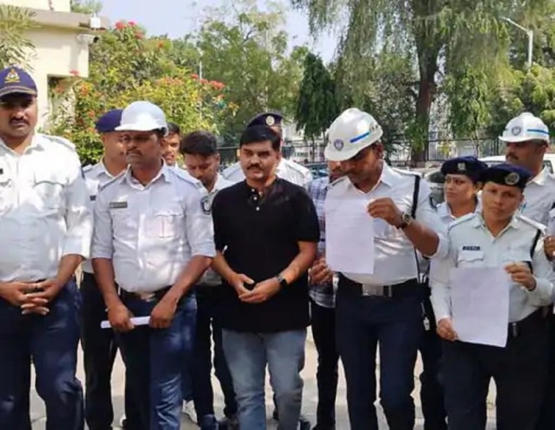 कलेक्टर कार्यालय में आवेदन के लिए जाते टीआरबी जवान