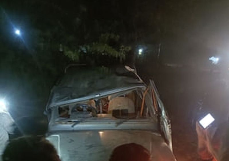 गाड़ी पलटने से दो गंभीर घायल, हायर सेंटर रेफर