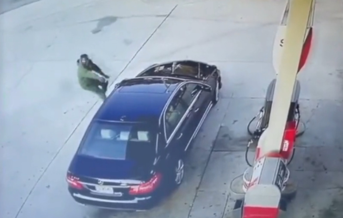 man_pulls_gun_on_teenager_who_tried_to_steal_his_mercedes.jpg