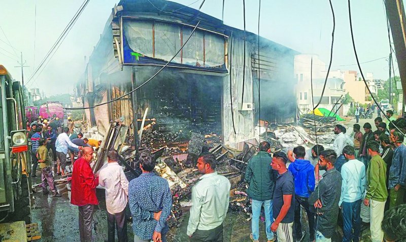 जीएनटी मार्केट में दो पीठों में आग