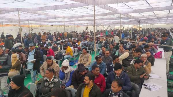 Employees leaving for polling station from Rajasthan College