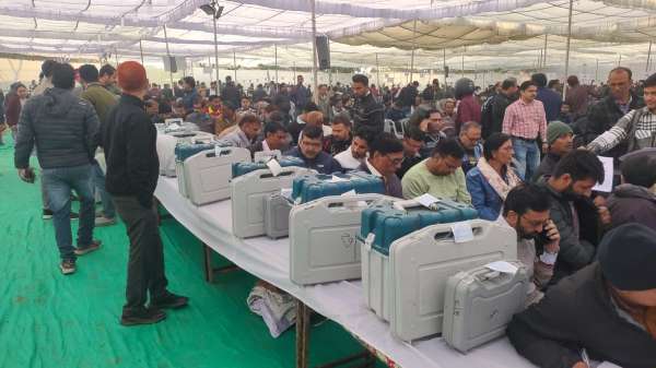 Employees leaving for polling station from Rajasthan College
