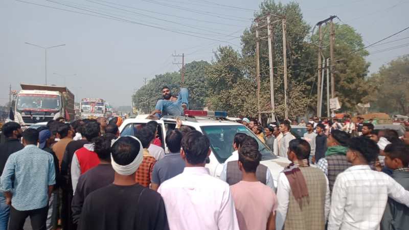 मेंटली डिस्टर्ड युवक ने पुलिस वाहन पर चढकऱ लहराई पिस्टल