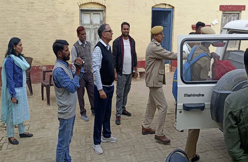 सील करने के बाद कड़ी सुरक्षा में जिला मुख्यालय भेजे डाक मतपत्र
