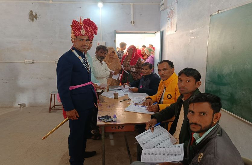 बारात से पहले वोट, दूल्हा घोड़ी पर चढ़कर पहुंचा मतदान करने