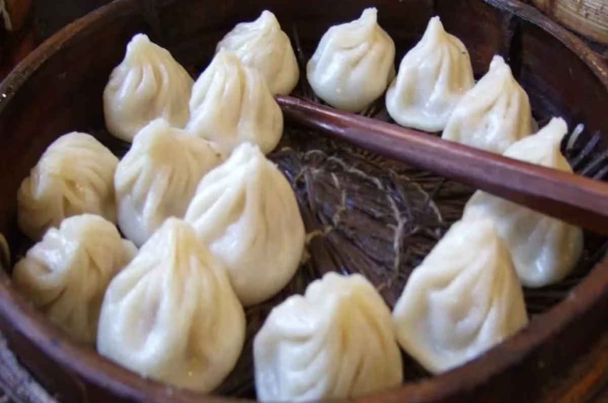 गर्मागर्म मोमोज रेड चटनी के साथ अच्छे तो लगते हैं,