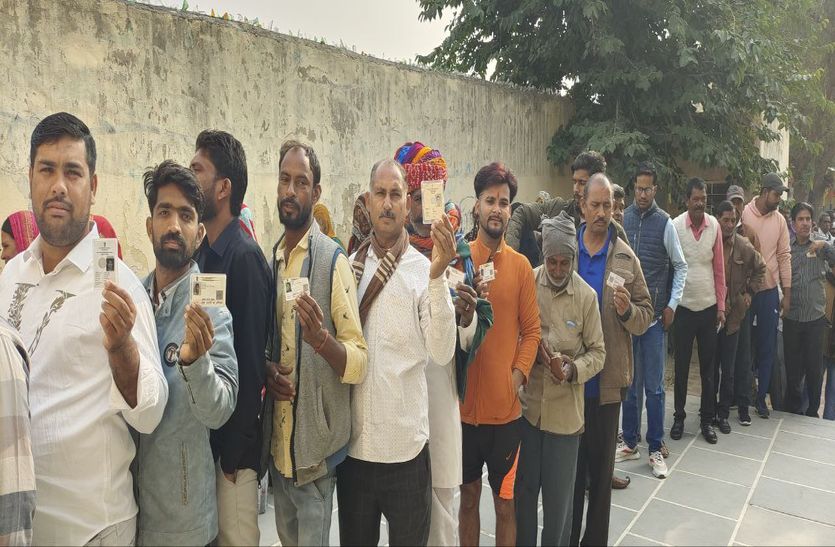 लोकतंत्र के उत्सव में मंगल गीत गाती पहुंची महिलाएं