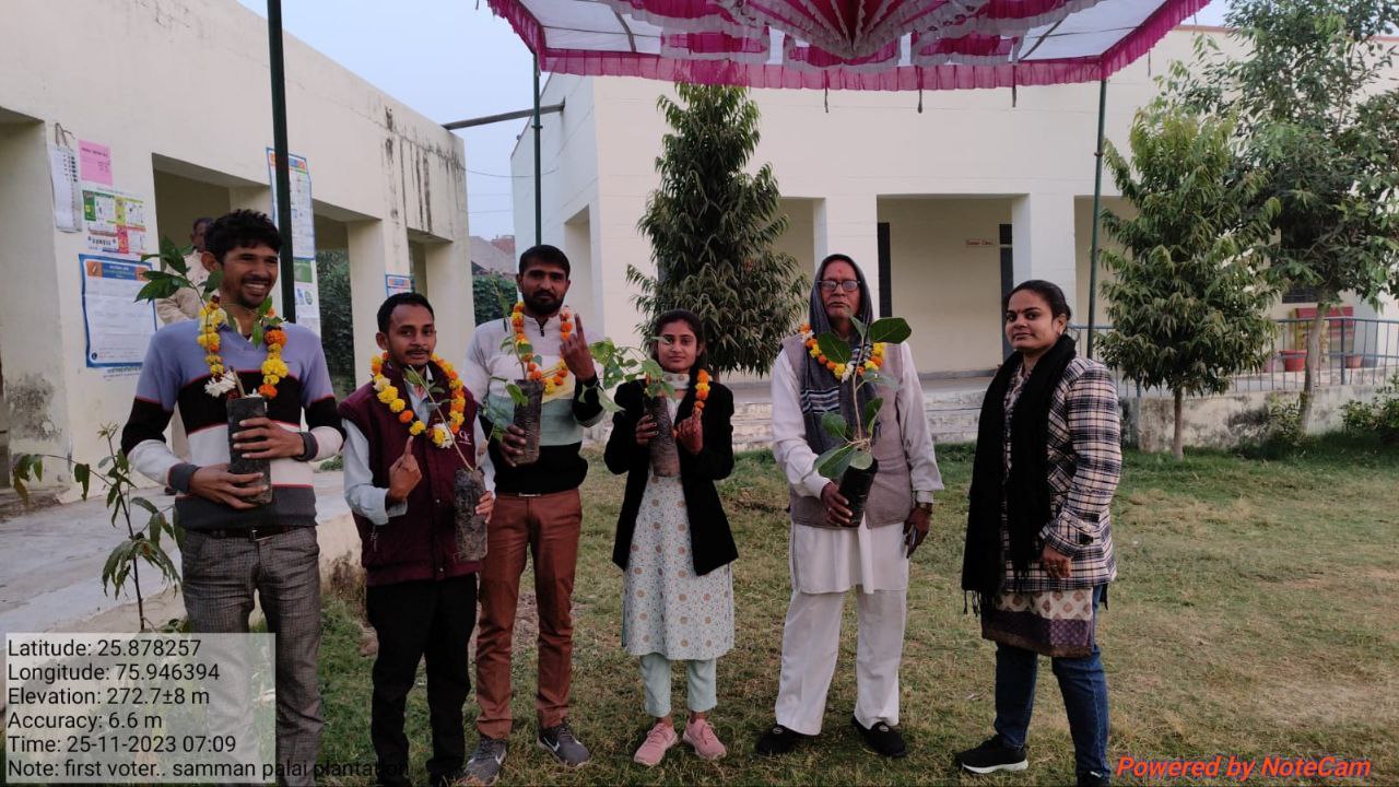 बूथ पर उत्साह से पहुंचने लगे मतदाता, फर्स्ट बूथ मतदाताओं का स्वागत