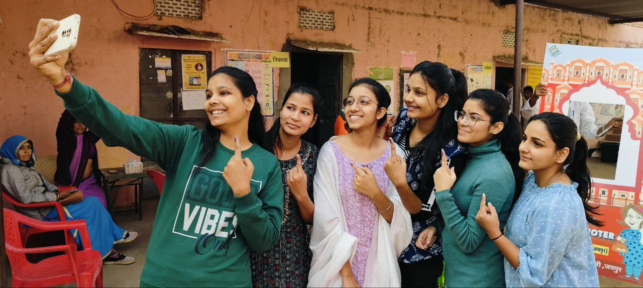 राजस्थान विधानसभा चुनाव : युवतियों ने पहली बार मतदान कर ली सैल्फी