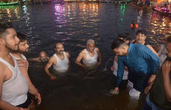 मुख्यमंत्री भूपेश बघेल के साथ कांग्रेस कार्यकर्ताओं ने महादेव घाट में किया कार्तिक स्नान 