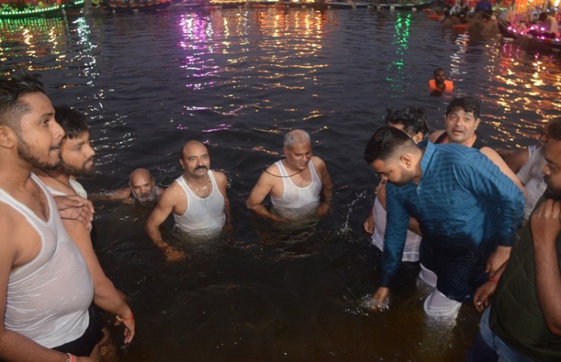 CM भूपेश बघेल ने किया कार्तिक स्नान, महादेव घाट में लगाई डुबकी