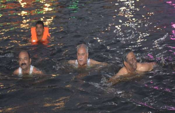 मुख्यमंत्री भूपेश बघेल ने कार्तिक पूर्णिमा पर रविवार को रायपुर के महादेव घाट में आस्था की डुबकी लगाई।