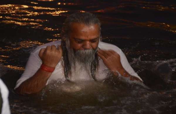 महंत रामसुंदर दास जी कार्तिक पूर्णिमा पर रविवार को रायपुर के महादेव घाट में आस्था की डुबकी लगाई।