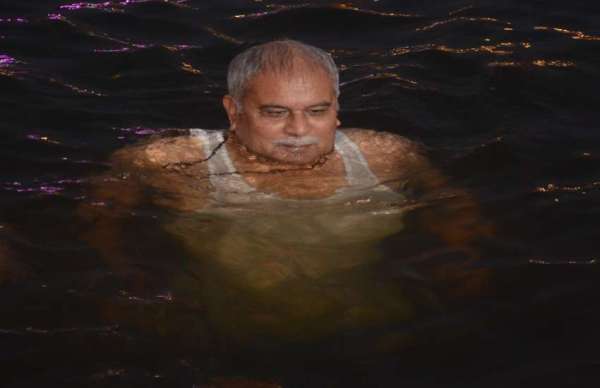 मुख्यमंत्री भूपेश बघेल ने कार्तिक पूर्णिमा पर रविवार को रायपुर के महादेव घाट में आस्था की डुबकी लगाई।