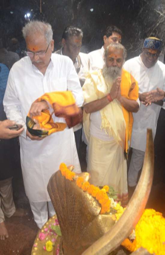 मुख्यमंत्री भूपेश बघेल महंत रामसुंदर दास जी, प्रदीप शर्मा, एजाज, प्रमोद सब साथी खारुन तट पर हटकेश्वर महादेव के दर्शन भी किए हैं