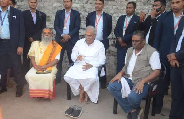 मुख्यमंत्री भूपेश बघेल महंत रामसुंदर दास जी, प्रदीप शर्मा, सब साथी खारुन तट पर हटकेश्वर महादेव के दर्शन भी किए हैं
