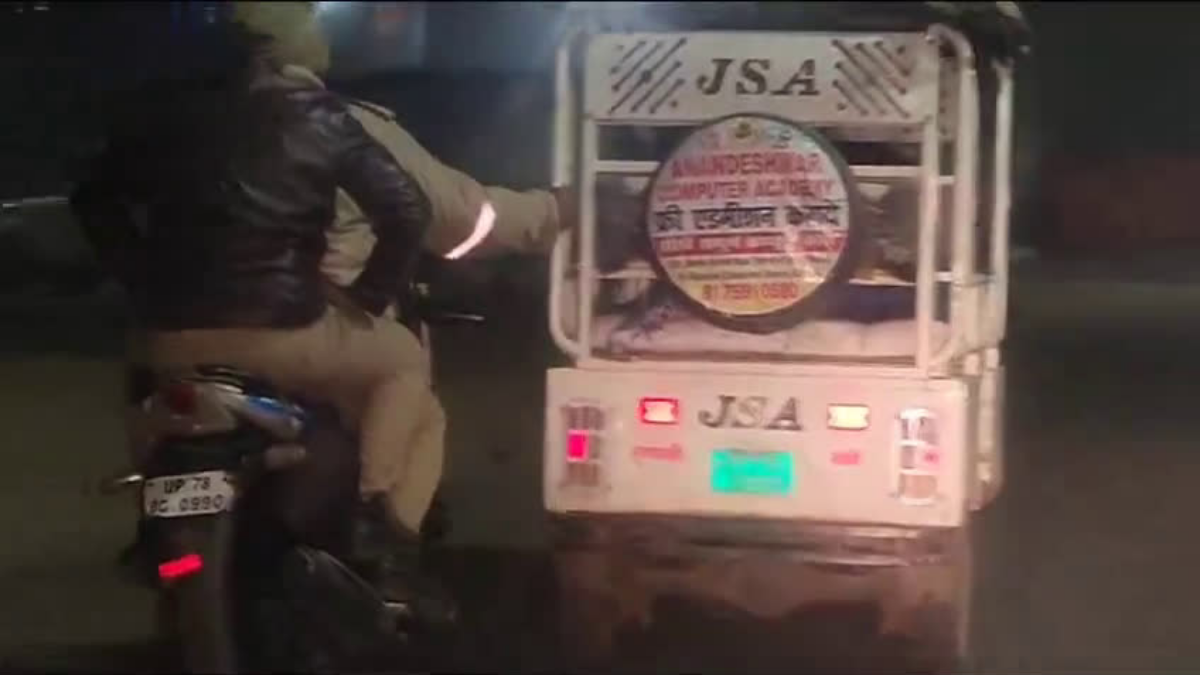 Video: ई-रिक्शा के सहारे पुलिस की रात्रि गश्त, बीच रास्ते में खराब हुई गाड़ी…लोगों ने लिए मजे