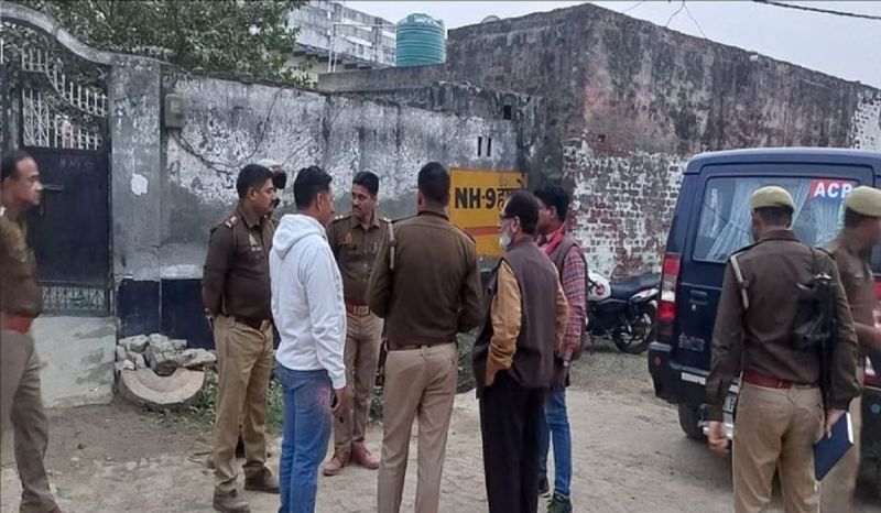 Policemen who went to raid were beaten government pistol looted