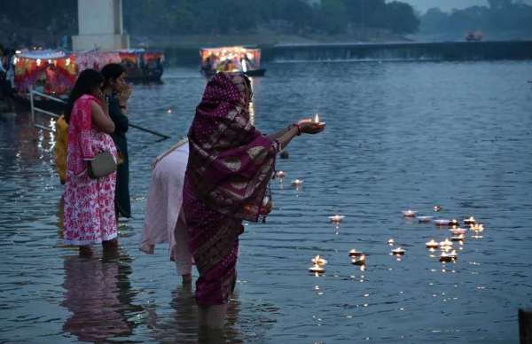 श्रद्धालु अपने ईष्ट को यादकर प्रार्थना कर रहे थे।