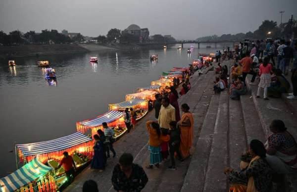 दीपदान करने के लिए कई लोग सपरिवार नदी पर पहुंचे थे।