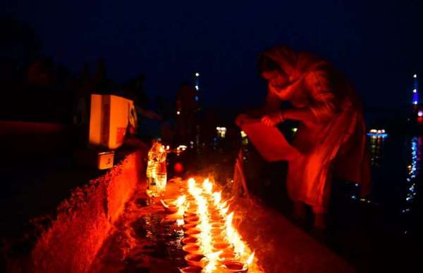 अपने और परिजन की कामना कर रहे थे। पानी पर दीप की पड़ने वाली प्रतिबिंब आकर्षक दिखाई दे रही थी। कई लोग इस कार्तिक के अवसर पर लगने वाले पून्नी मेला में घूमने पहुंचे थे।