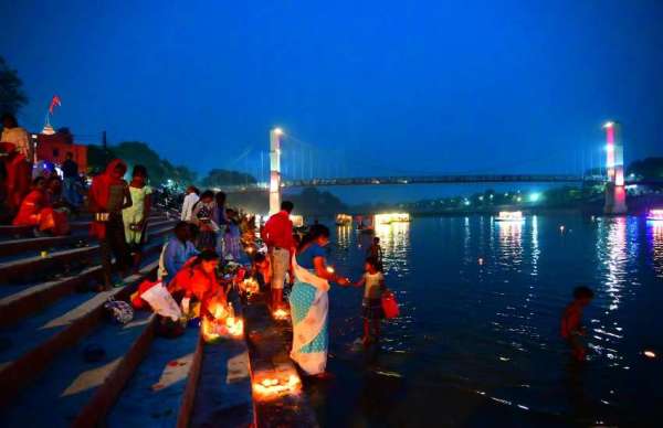 इस अवसर पर घाट पर लगे मेले में खरीदारी कर रहे थे। वही कई लोग नौकायान का आनंद ले रहे थे।